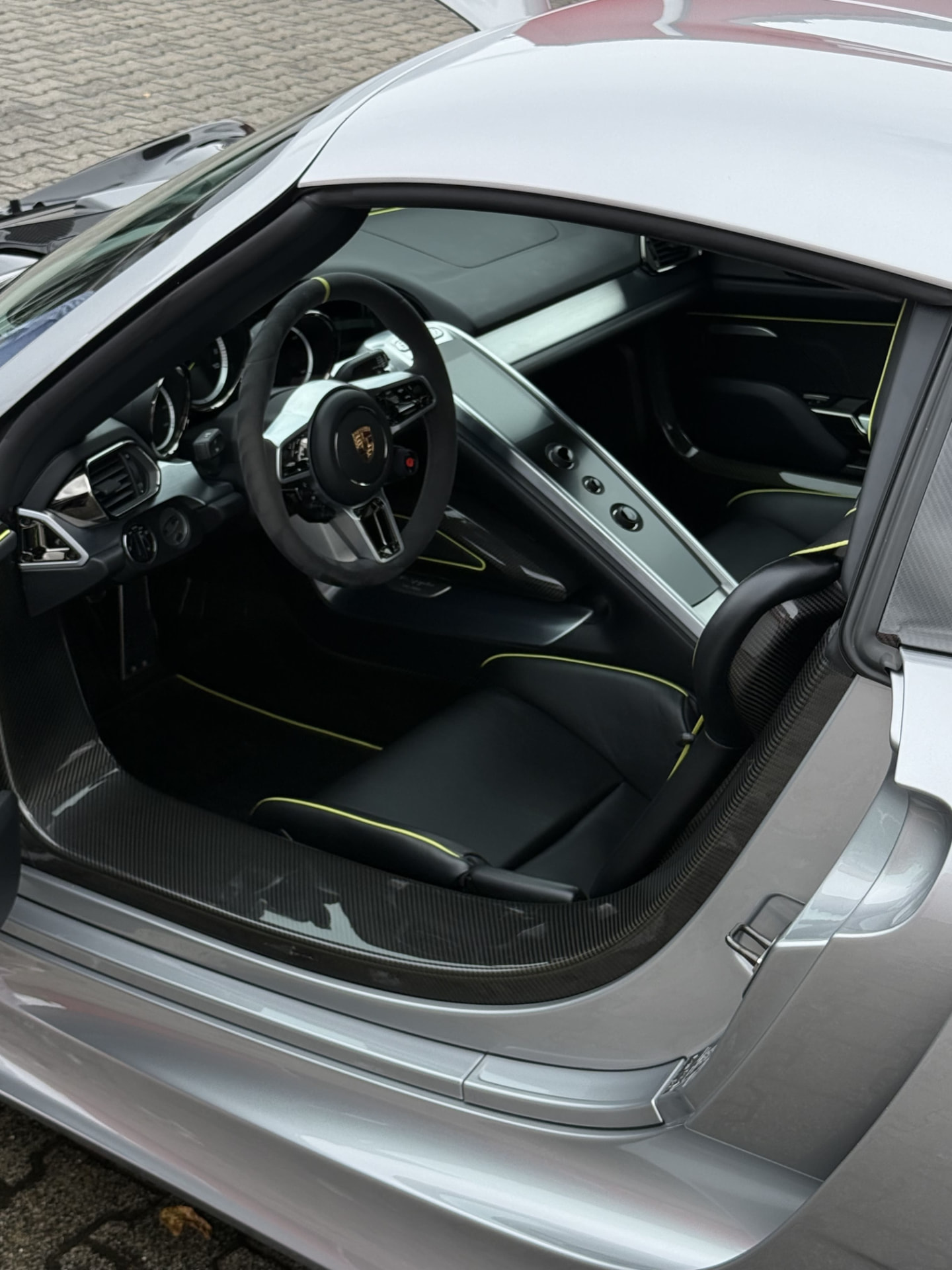 Gepflegter Innenraum eines Porsche 918 Spyder mit Leder, Alcantara und Carbon