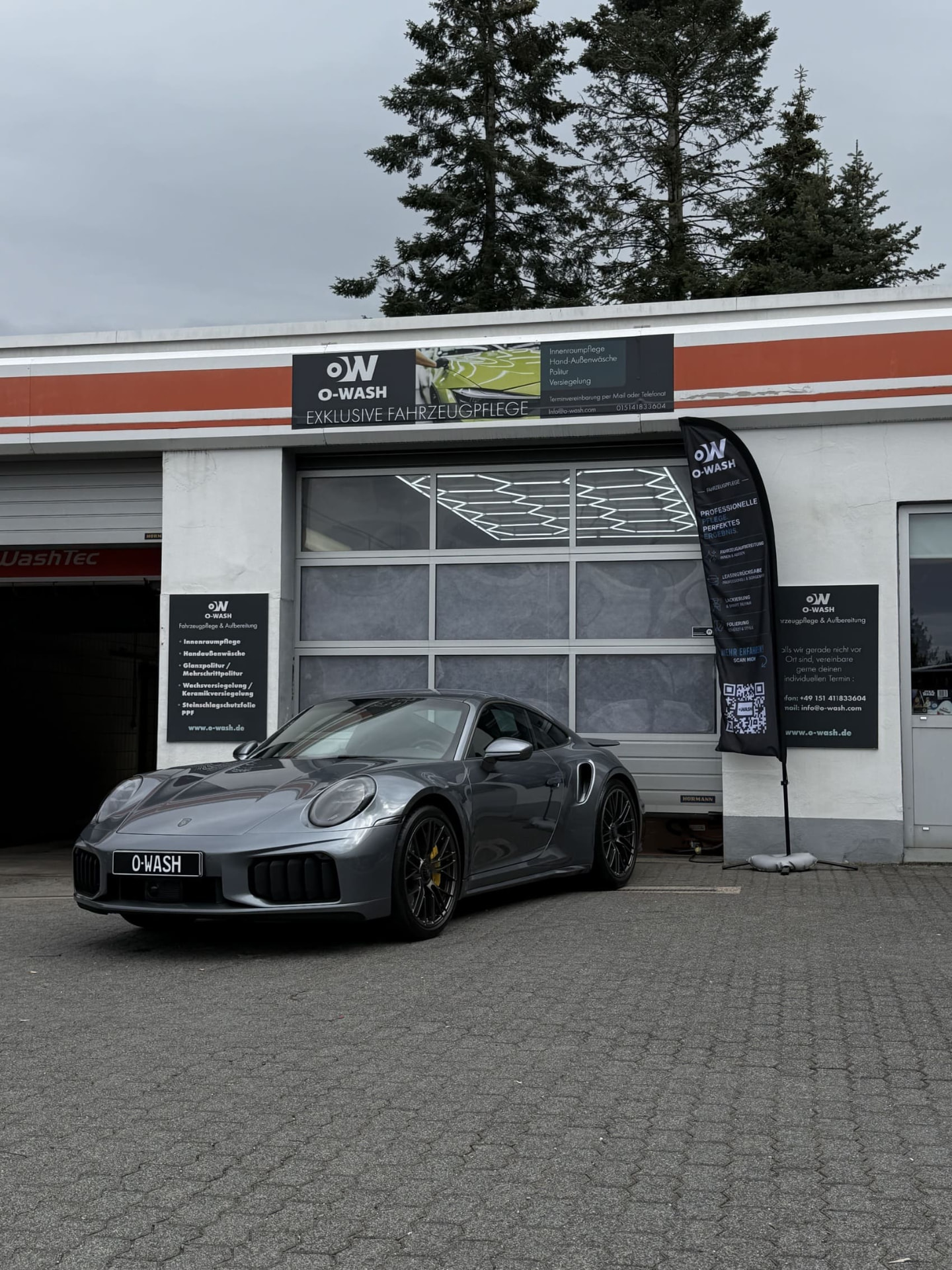 Grauer Porsche 911 Turbo S vor der O-WASH Halle nach der Leasingrückgabe-Aufbereitung